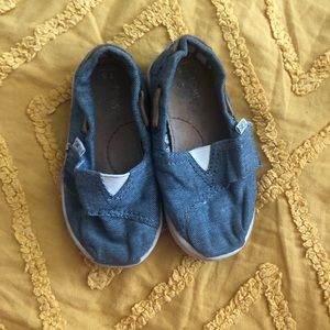 Blue boater denim Toms shoes size 5t